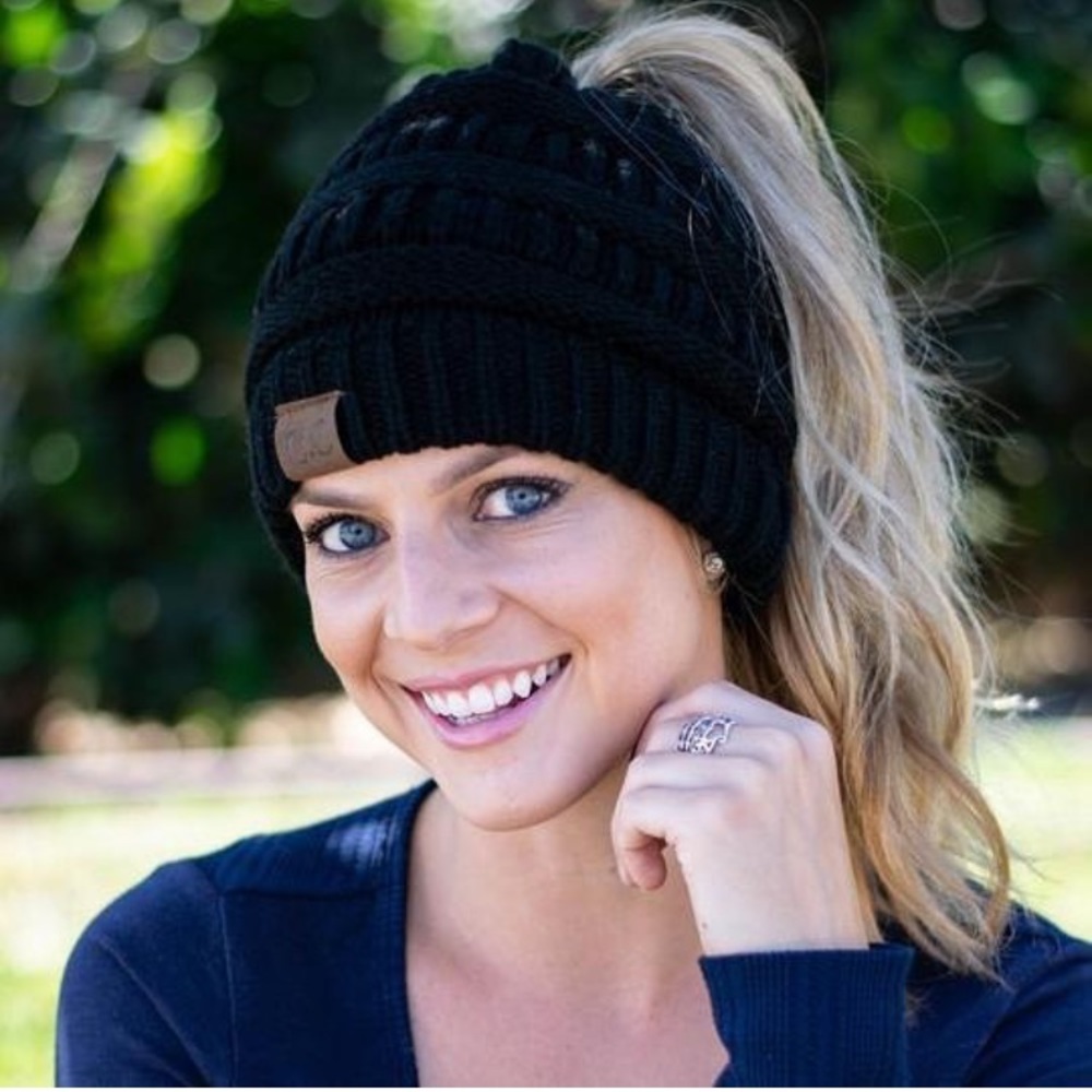 🐧Black Ponytail Beanie🐧